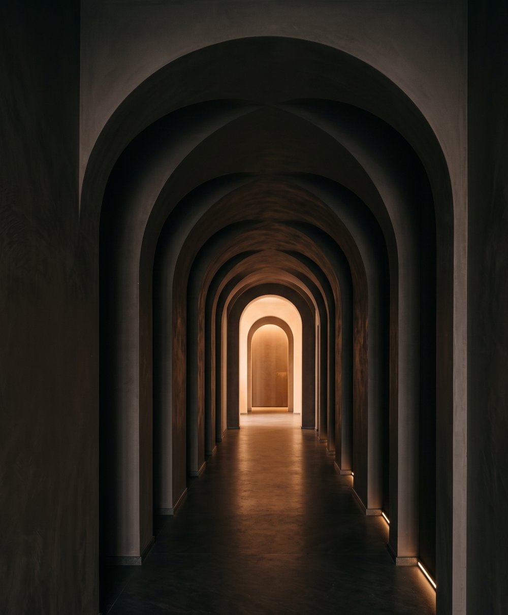 Minimalistischer Flur mit Licht und Schatten — Aurea